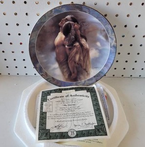 lot 117 image: BRADFORD EXCHANGE LIMITED EDITION 1995 THE STIRRING COLLECTIBLE PLATE WITH COA.