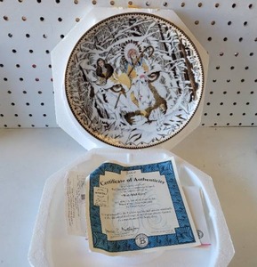 lot 115 image: BRADFORD EXCHANGE LIMITED EDITION 1997 WATCHFUL EYES COLLECTIBLE PLATE WITH COA.