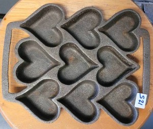 lot 125 image: CAST IRON BAKING PAN.