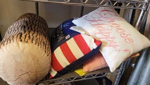 lot 124 image: ASSORTED DECORATIVE PILLOWS.