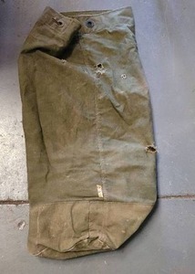 lot 131 image: LARGE MILITARY DUFFEL BAG.