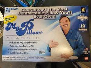 lot 162 image: MY PILLOW CLASSIC MEDIUM SIZE PILLOW IN BOX.