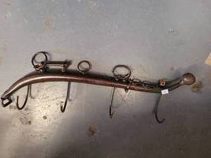 lot 175 image: GUN SHAPED WALL-HANGING RACK.