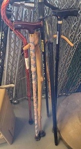 lot 195 image: ASSORTED WALKING CANES IN VARIOUS STYLES.