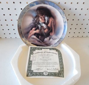 lot 114 image: BRADFORD EXCHANGE LIMITED EDITION 1995 THE LOVERS COLLECTIBLE PLATE WITH COA.