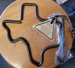 lot 139 image: NEW, TEXAS SHAPED RINGER WITH TAG.
