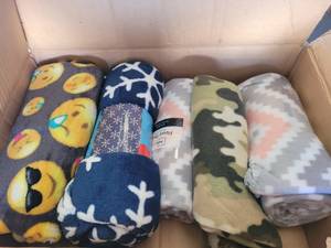 lot 231 image: (5) FLEECE THROW BLANKETS IN VARIOUS DESIGNS.