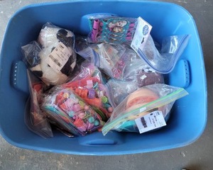 lot 253 image: MIXED LOT OF TOYS, PARTY GOODS AND MORE.
