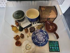 lot 266 image: MIXED LOT OF MISCELLANEOUS DECOR.