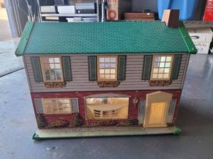 lot 269 image: VINTAGE PLAYHOUSE WITH ACCESSORIES.