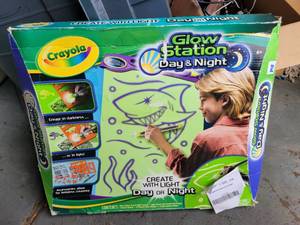 lot 298 image: CRAYOLA GLOW STATION DAY AND NIGHT IN PACKAGE.