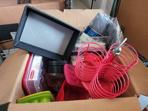 lot 313 image: LOT OF ASSORTED KITCHEN ITEMS.