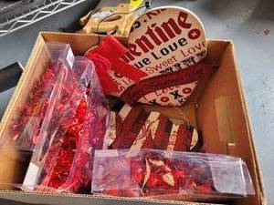 lot 321 image: LOT OF VALENTINES THEMED DECOR AS SHOWN.