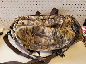 lot 338 image: CAMOUFLAGE DUFFEL BAG AS SHOWN.