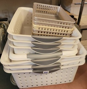 lot 347 image: LOT OF PLASTIC BASKETS.