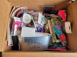lot 306 image: MIXED LOT OF SCRAPBOOK  CRAFT SUPPLIESACCESSORIES.