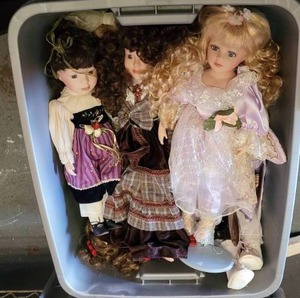 lot 414 image: LOT OF ASSORTED DOLLS IN VARIOUS STYLES.