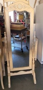 lot 425 image: VINTAGE STYLE SELF STANDING SWIVELING MIRROR AS SHOWN.