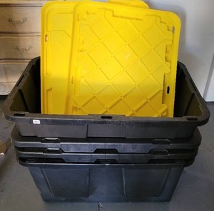 lot 427 image: (4) PLASTIC CONTAINERS WITH LIDS.