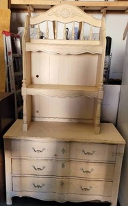 lot 421 image: VINTAGE STYLE WOODEN DRESSER WITH HUTCH AS SHOWN.