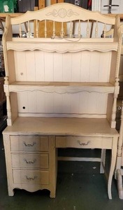 lot 424 image: VINTAGE STYLE DESK WITH HUTCH AS SHOWN.