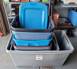 lot 449 image: LOT OF PLASTIC CONTAINERS IN VARIOUS SIZES.