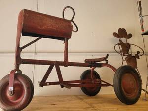 lot 2 image: VINTAGE CHILDREN TRACTOR.