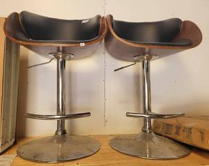 lot 6 image: (2) ADJUSTABLE HEIGHT SALON-STYLE STOOLS.