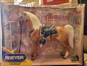 lot 20 image: BREYER ROY ROGERS TRIGGER #758 HOLLYWOOD HORSE WITH VHS TAPE IN ORIGINAL PACKAGE