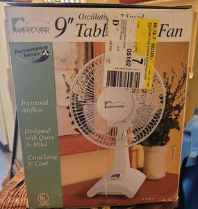 lot 21 image: WEXFORD 9 OSCILLATING TABLEDESK FAN IN BOX