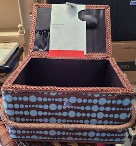 lot 26 image: SINGER SEWING BASKET WITH TAG
