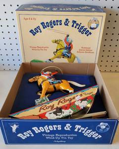 lot 32 image: ROY ROGERS & TRIGGER VINTAGE REPRODUCTION WIND-UP TIN TOY WITH ORIGINAL BOX