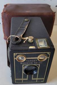 lot 38 image: VINTAGE KODAK TARGET BROWNIE SIX-20 CAMERA WITH CASE