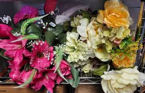 lot 64 image: ASSORTED ARTIFICIAL FLOWERS
