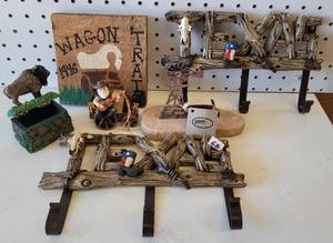lot 68 image: WESTERN THEMED DECOR ITEMS