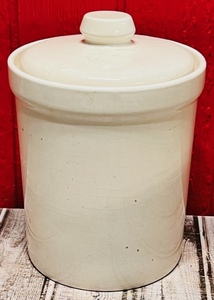 lot 41 image: Furio Stoneware Crock WLid