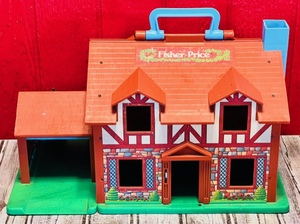 lot 59 image: Vintage 1986 Fisher Price Little People TUDOR HOUSE #952