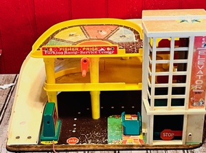 lot 58 image: 1970 Fisher Price Little People GARAGE #930&nbsp