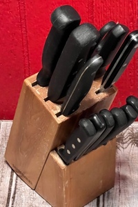 lot 102 image: 11 Piece Kitchen &amp Steak Knife Set W Scissors &amp Butcher Block Storage