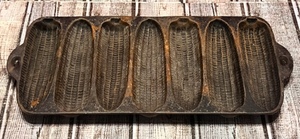 lot 49 image: Vintage Heavy Cast Iron 7 Ear Corn Cob Shaped Cornbread Muffin Pan Mold