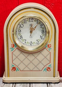 lot 148 image: Vintage Elgin Quartz Mantle Clock - Gold Trim &amp Roses