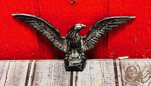 lot 85 image: Small Vintage Cast Iron Wall Hanging Eagle