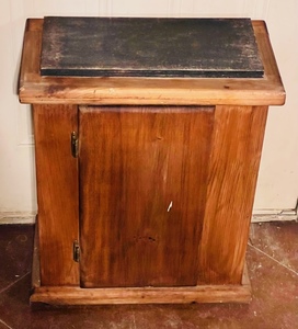 lot 88 image: Vintage Kitchen Utility TableSmall Pantry