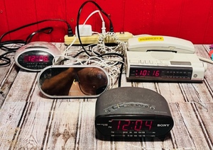 lot 189 image: Lot of Four Radio Alarm Clocks - Including Philips, Sony, &amp GE