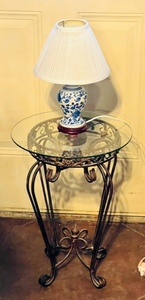 lot 198 image: Glass Top Metal Table WLamp