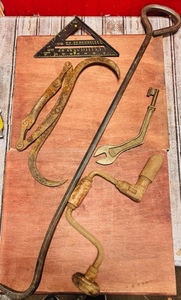 lot 231 image: Vintage HARWELL Solid Cast Brass WATER METER KEY Utility Wrench &amp Four Other Vintage Tools