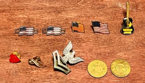 lot 250 image: Lot of 10 Vintage Pins &amp 1981 and 1982 Chuck E. Cheeses Tokens