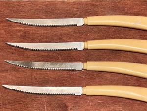 lot 242 image: Vintage Set of Four Fleur-de-lis Stainless Steel Serrated HouseholdSteak &nbspKnife wBakelite Handle, USA