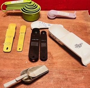 lot 245 image: Large Lot of Measuring Spoons &amp Cups - Including Adjustable The Pampered Chef &amp Two Vintage Aluminum Scoops