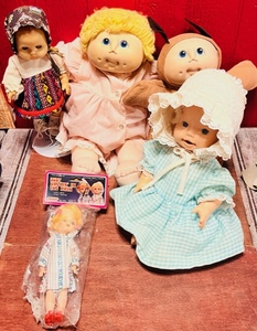 lot 251 image: Lot of Five Dolls - Including Two Cabbage Patch Kids